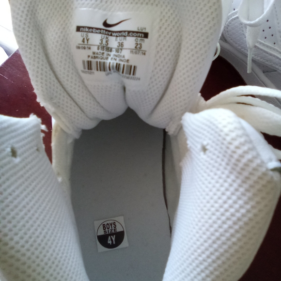 Nike Son Of Force GS White Boys' Mid-Top Sneakers - Picture 6 of 7